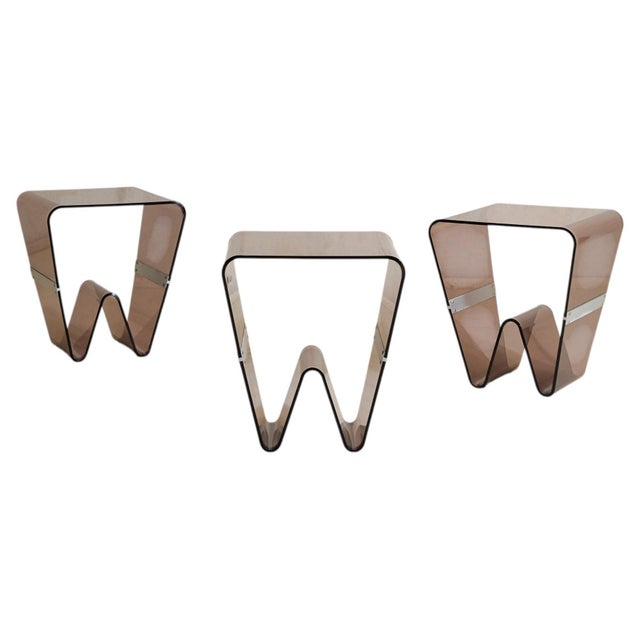 An Italian magazine holder side table from the 1970s formed from smoked acrylic. The structure bends fluidly into itself,...