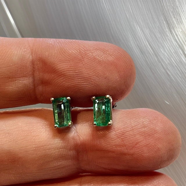 Metal Natural Emerald Stud Earrings 14k White Gold 1.25 Cts Certified For Sale - Image 7 of 8