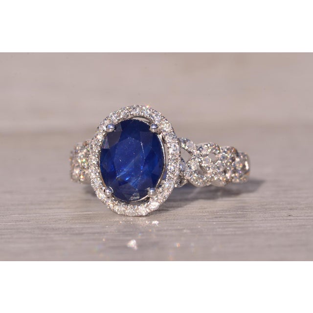 2000 - 2009 The Credenza: Natural Sapphire and Diamond Ring in White Gold For Sale - Image 5 of 11