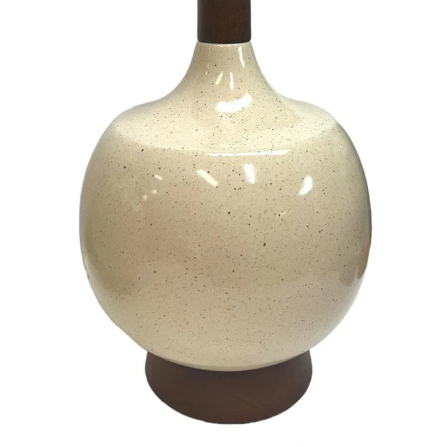 Mid-Century Modern Pair of Vintage Lamps in the Style of Jane and Gordon Martzin in Ceramic and Wood For Sale - Image 3 of 4