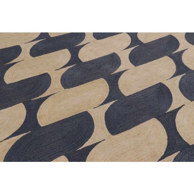 Contemporary Contemporary Interlocking Wave Grid Rug in Navy & Beige by Rug & Kilim, India For Sale - Image 3 of 10