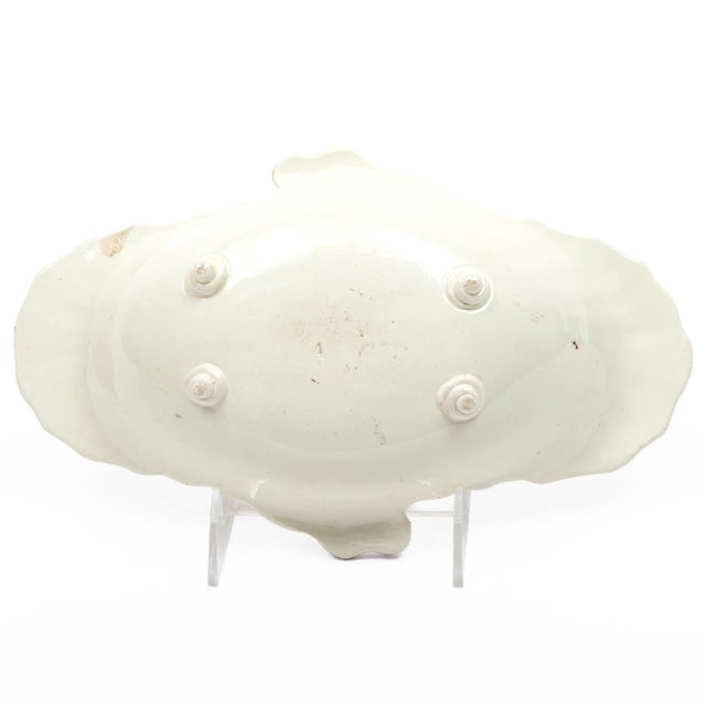 Antique 18th Century Wedgwood Shell Shape Puce Creamware Serving Dish Decorated With Feather Edge and Classical Ruins For Sale - Image 9 of 14