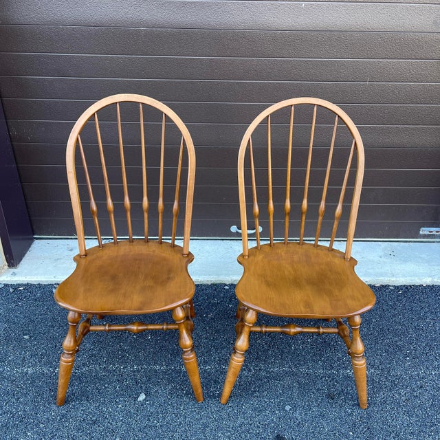 1980s Ethan Allen Heirloom Nutmeg Maple Traditional Bowback Windsor