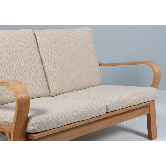1970s Vintage Two-Seater Sofa in Oak by Hans J. Wegner for Getama, 1970s For Sale - Image 5 of 9