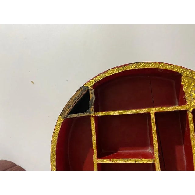 This is an rond large box. It has been decorated with gilted drawing. It has been made in Japan, during the 19th Century....