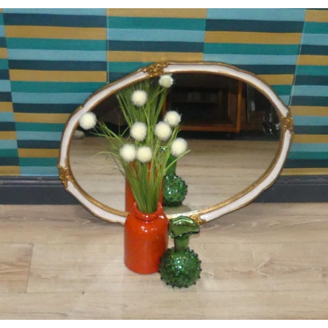 Delicate wooden frame in white and gold Oval shape - can be hung vertically or horizontally Excellent condition, with some...