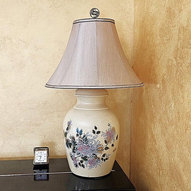 Vintage American Hand-Painted Ceramic Chrysanthemum Table Lamp With Floral Motif, Cream Glazed Porcelain, 28"h For Sale - Image 16 of 18
