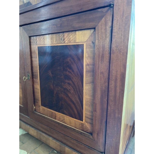 Display Cabinet inn Glass and Wood, in Very Good conditions. Designed 1890 to 1919