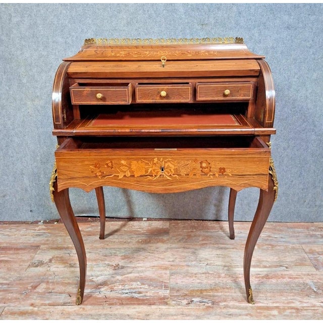 Louis XV Cylinder Desk in Marquetry and Gilt Bronze For Sale - Image 5 of 10