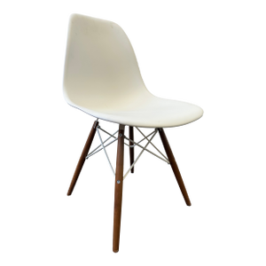 Herman Miller Eames Molded Plastic Side Chair With Dovel-Legs White/Walnut