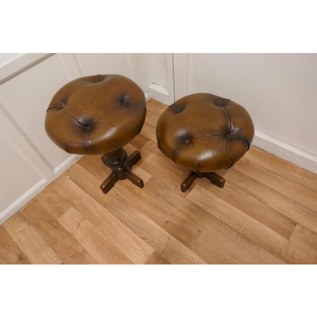 French Button Leather Swivel Piano Stools, 1890s, Set of 2 For Sale - Image 3 of 9