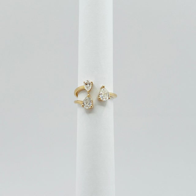 Pear Shape Diamond Ring in 14k Yellow Gold, Size 6.5 For Sale In Los Angeles - Image 6 of 7
