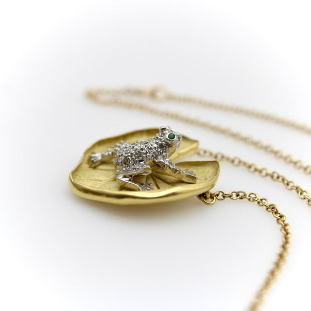 Gold 1980s McTeigue Diamond Emerald Platinum and 18k Gold Frog on Lily Pad Necklace For Sale - Image 8 of 11