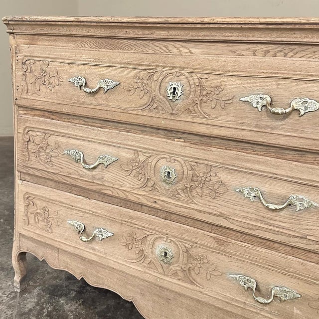 Ecru 18th Century Country French Louis XV Commode in Stripped Oak For Sale - Image 8 of 17