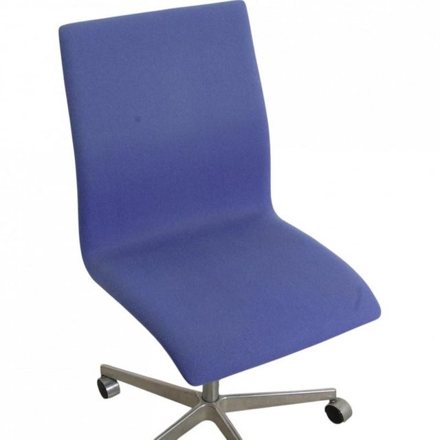 Oxford Office Chair in Blue Fabric by Arne Jacobsen For Sale - Image 6 of 10