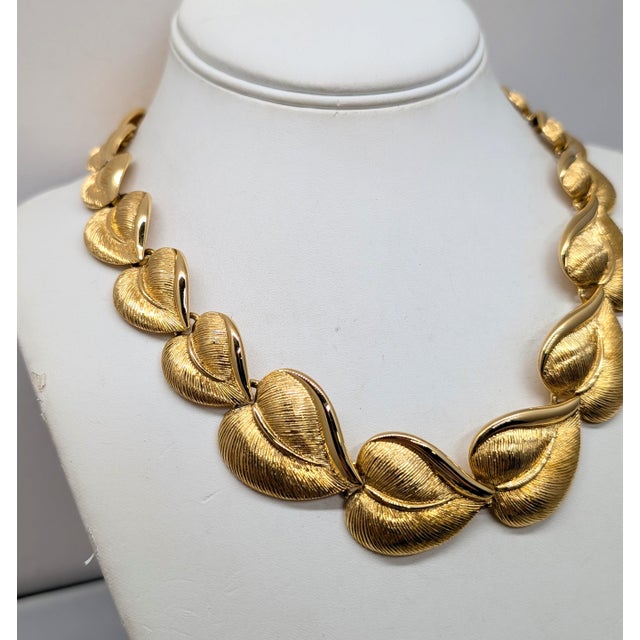 American Vintage 1982 Signed Napier Goldtone Heart Shaped Leaves Collar Necklace For Sale - Image 3 of 9