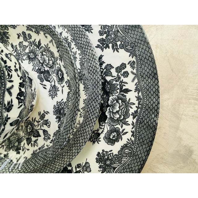 Chinoiserie 1980s Set of Nineteen (19) Barratts England Black Transferware Dinnerware Set, Asiatic Pheasant Style, Dinner Plates Bowls Teacups Saucers For Sale - Image 3 of 12