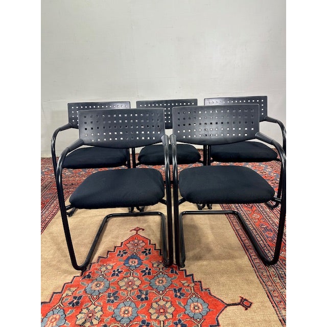 Bring iconic modern design to your space with this Set of 5 Vitra Visavis Cantilever Chairs by Antonio Citterio with Glen...