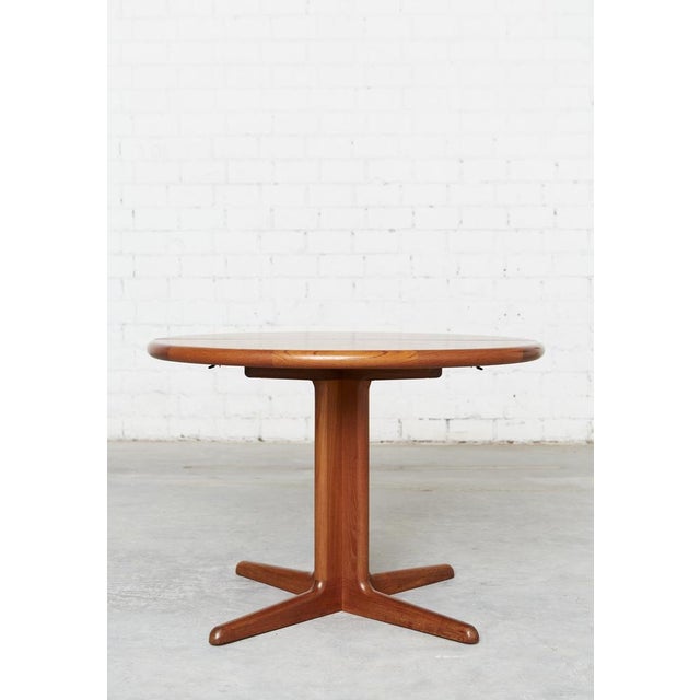Beautiful round dining table from Falster Møbelfabrik. Characteristic of this Danish dining table is the solid, expertly...