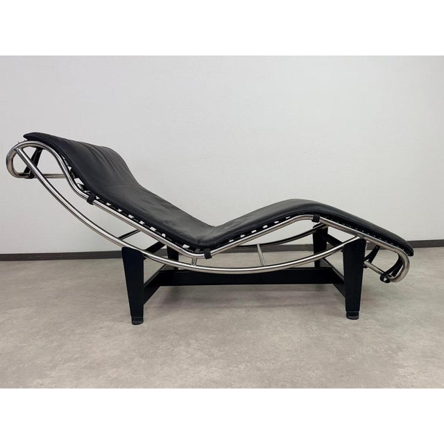 Le Corbusier Vintage LC4 Chaise Lounge in Black Leather by Le Corbusier, 1970s For Sale - Image 4 of 13
