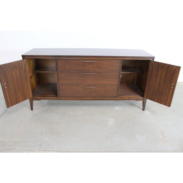 Mid Century Modern Walnut 2 Door Credenza/Sideboard by Broyhill For Sale In Philadelphia - Image 6 of 11