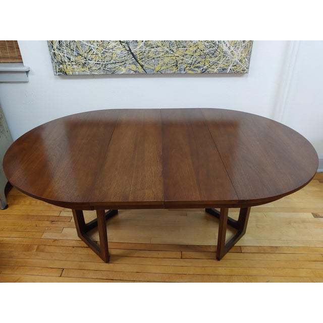 1964 Broyhill Saga Pedestal Walnut Dining Table With 2 Leaves For Sale In New York - Image 6 of 10