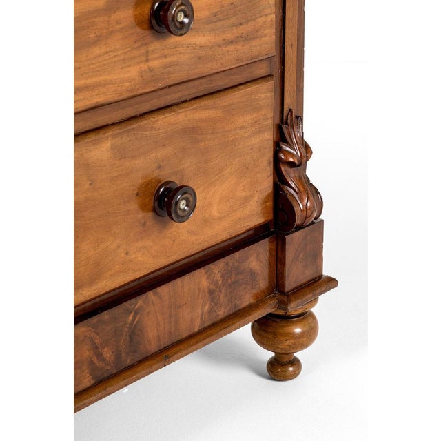 Brown Scottish Chest of Drawers in Flamed Mahogany For Sale - Image 8 of 18