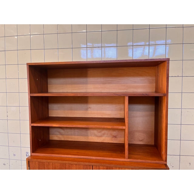 This elegant vintage bookcase, designed by the Belgian manufacturer Combineurop, combines timeless design with a highly...