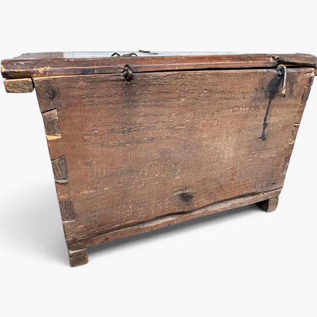 Antique 18th Century Wooden Trunk Coffer – Primitive Dovetail Chest For Sale - Image 10 of 16