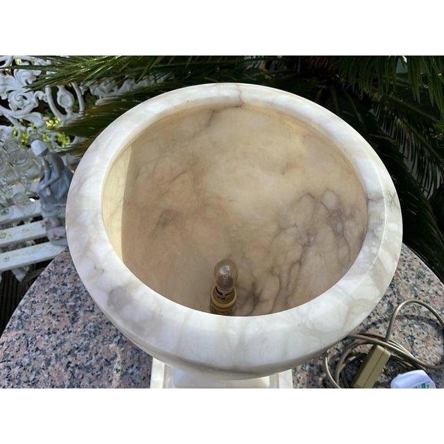 Neo-Classical Italian Alabaster Urn Table Lamp with Acrylic Base, 1970 For Sale - Image 4 of 7
