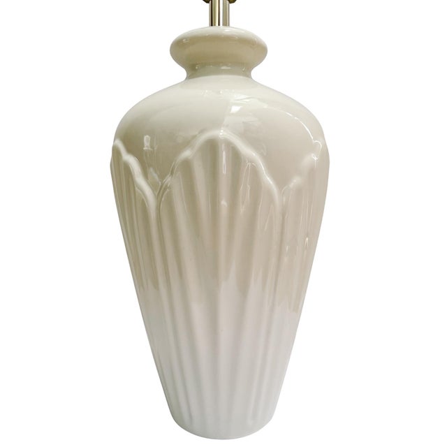 Mid-Century Modern Vintage Cream Fluted Ceramic Table Lamp – Hollywood Regency Style For Sale - Image 3 of 5