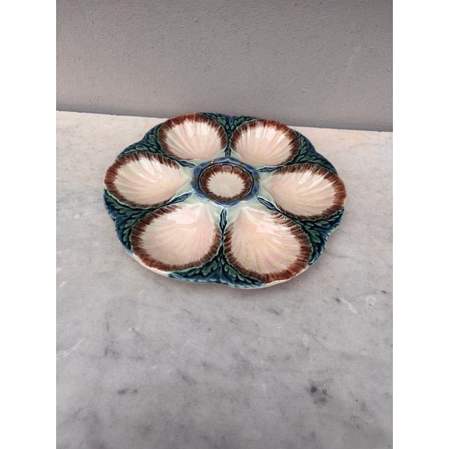 Majolica oyster plate Sarreguemines, circa 1870. 6 Shells and space for the lemon on the center. Older model.