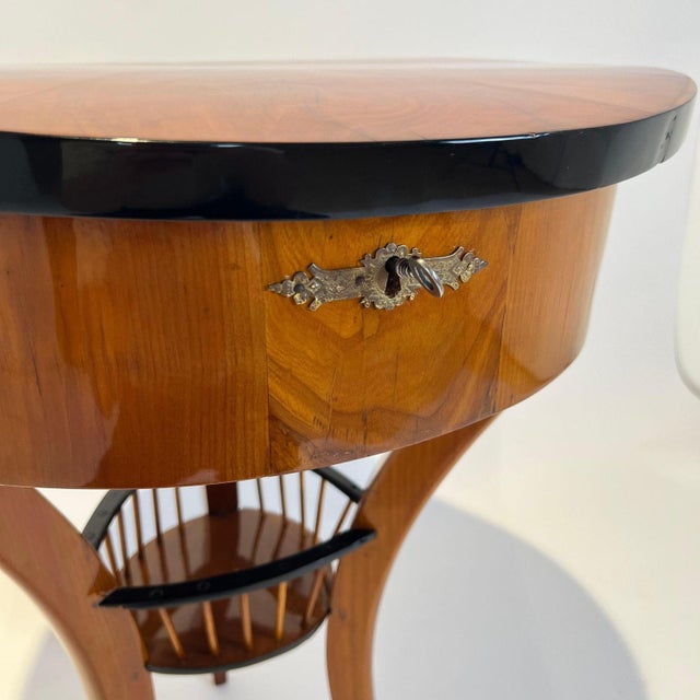 Early 19th Century Biedermeier Sewing Table in Cherry Wood, South Germany, 1820 For Sale - Image 5 of 18