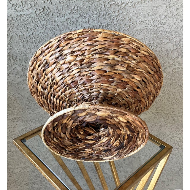 Late 20th-Century Handwoven Water Hyacinth Pedestal Centerpiece Bowl For Sale In Austin - Image 6 of 18
