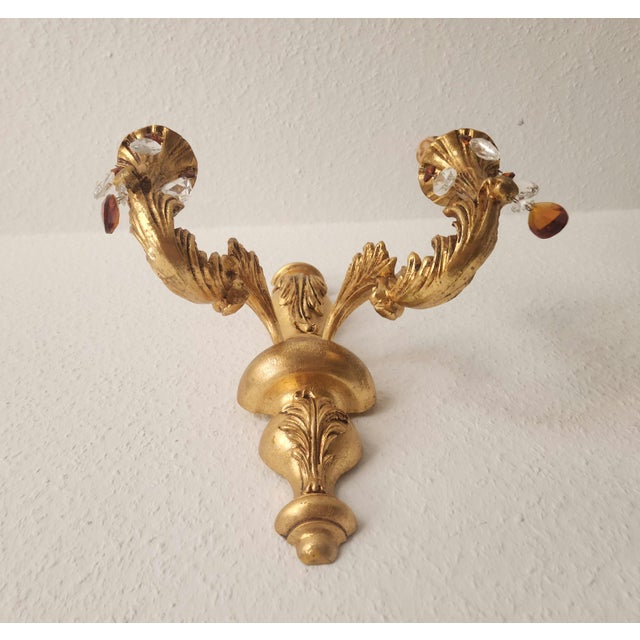 Antique Florentine Wall Lamp in Wood and Hand-Carved Gilded in Gold Leaf with Crystal Pendants, Italy, 1950s For Sale - Image 4 of 18