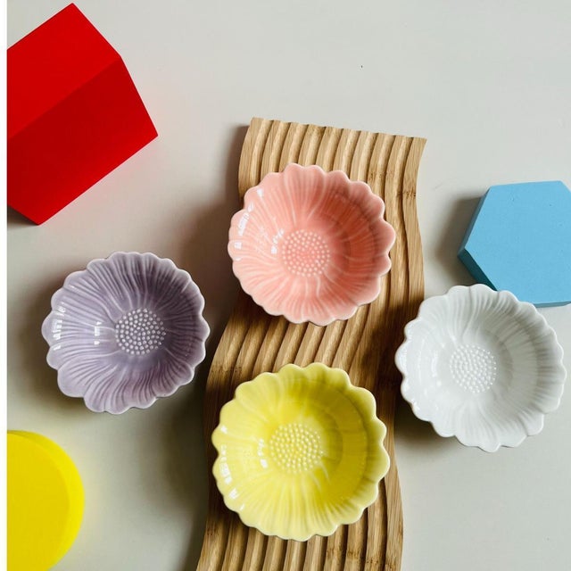 Rustic European Creative Four-Color Flower-Shaped Dipping Sauce Dish - Set of 4 For Sale - Image 3 of 5