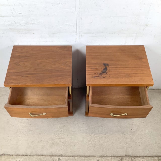 American of Martinsville Mid-Century Walnut Nightstands, Pair For Sale - Image 4 of 12