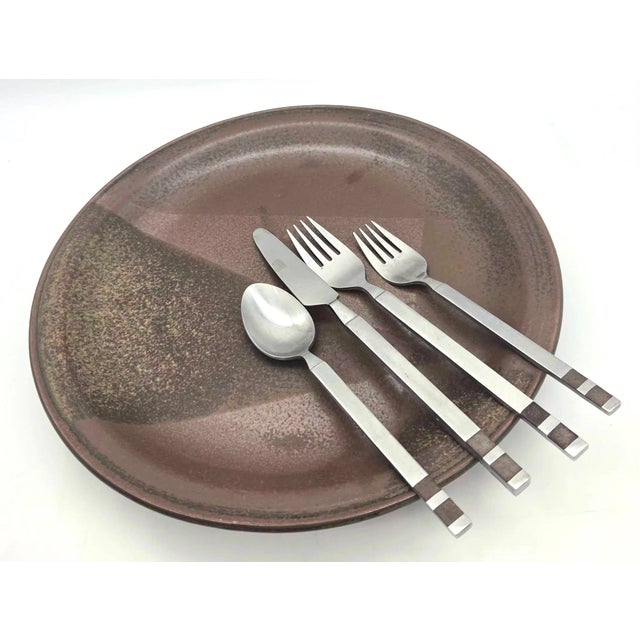 Brown 1970s Iron Mountain "Roan" Stoneware Dinner Plates, Set of 4 For Sale - Image 8 of 10