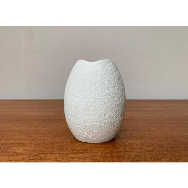 Ceramic Mid-Century German White Porcelain Vase by M.Frey for Kaiser, 1960s For Sale - Image 7 of 15