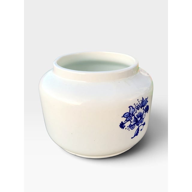 Hand-Painted Dutch Delft Blue Tobacco Jar & Humidor with Brass Lid from Goedewaagen, Gouda, 1930s For Sale - Image 11 of 16