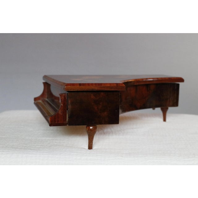 1950s Large Italian Floral Marquetry Piano Shaped Music Jewelry Box - Plays "Torna a Surriento" For Sale - Image 10 of 15