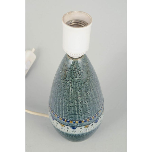 Yngve Blixt for Höganäs, table lamp. Decorative table lamp in stoneware with characteristic textured surface and green...