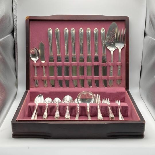 1940s Oneida Community Tudor Silverplate "Sweet Briar" 72-Piece Set (Service for 8 With Bonus Pieces and Wooden Chest) Vintage 1948 For Sale - Image 18 of 18
