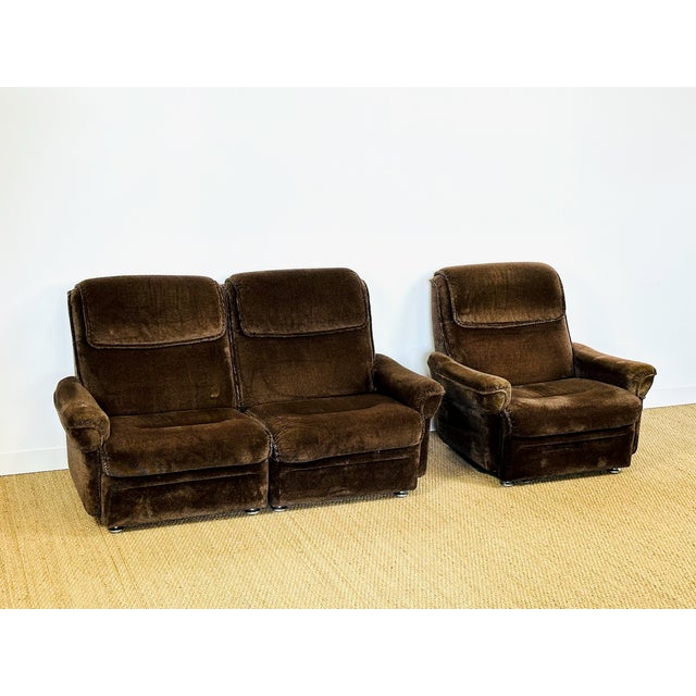 Vintage brown velvet living room set dating from the 1960s, consisting of two modules and an armchair. comfortable...