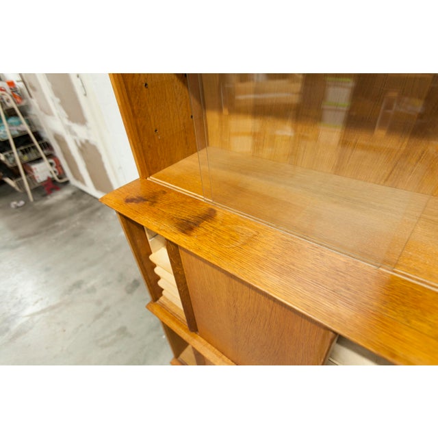 Bibliothèque vitrine Oscar par Didier Rozaffy , 1952. Cette bibliothèque est solide mais a quelques dommage au vu de son...