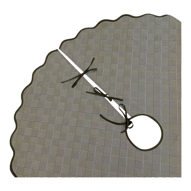 Handmade Scalloped Christmas Tree Skirt, Houndstooth Plaid with Dark Green Piping For Sale