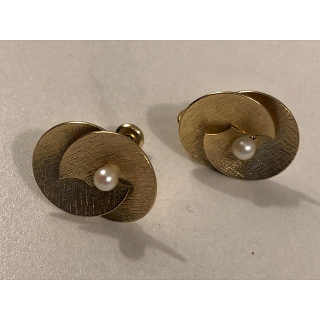 These fabulous 1950s Carl Art 12K GF & Pearl Modernist Swirl Earrings are a true show stopper with their eye-catching...