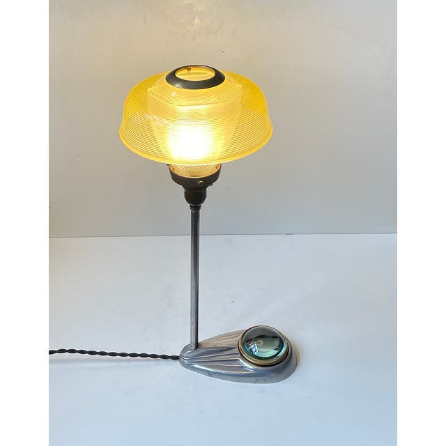 Art Deco Jewelers Streamline Table Lamp in Striped Glass with Bakelite and Aluminum, 1930s For Sale - Image 4 of 16
