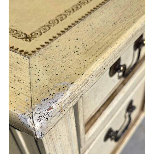 Sligh Furniture French Provincial Louis XVI Revival Five-Drawer Writing Desk With Tooled Leather Top, Circa 1960s For Sale - Image 12 of 18