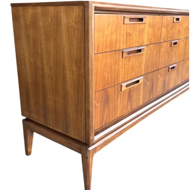 Sculptural Mid-Century Walnut 9-Drawer Dresser in Danish Modern Style For Sale - Image 15 of 17